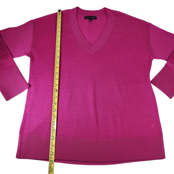 Banana Republic Pink Fuchsia 100% Merino Wool Sweater V-Neck Size Small - Picture 13 of 13